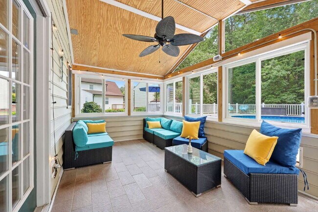 Building Photo - Three-Bedroom Home with Pool in Garner