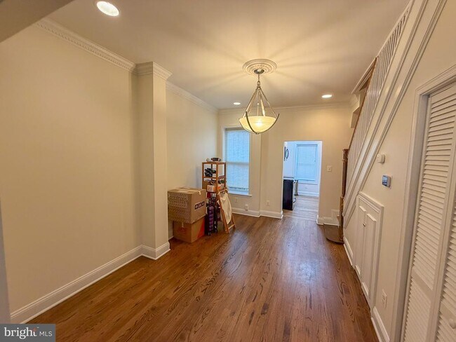 Building Photo - 318 11th St SE