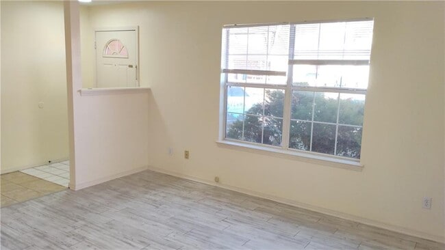 Building Photo - 44 Holly Dr