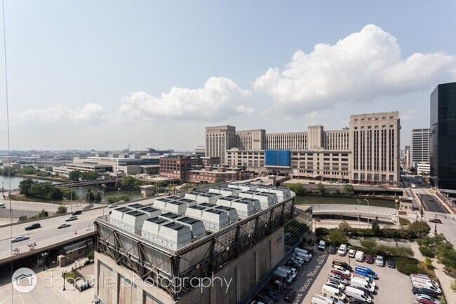 Building Photo - 245 W Van Buren St