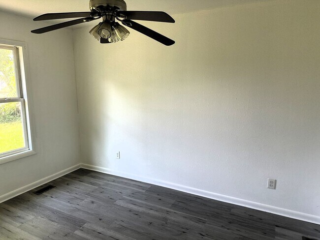 Building Photo - Three Bedroom House in Toledo