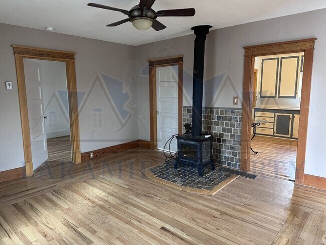 Building Photo - 911 S 9th St