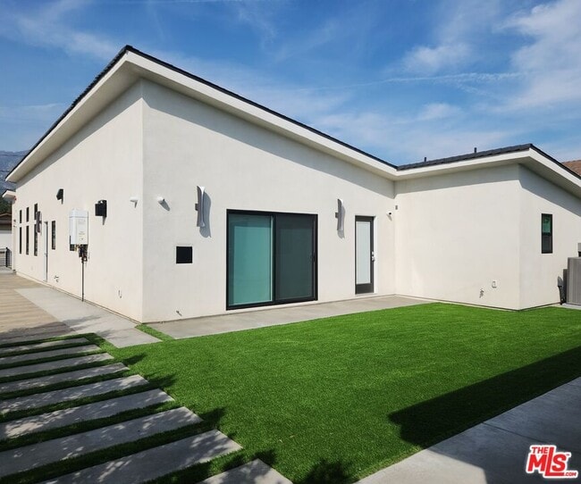 Building Photo - 422 Almond Ave