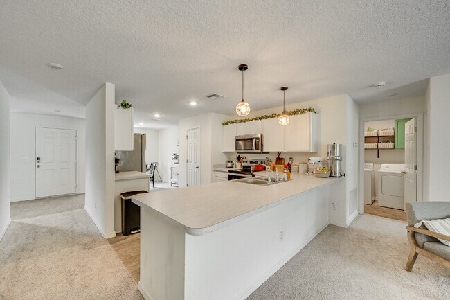 Building Photo - Bright & Spacious 3 Bedroom, 2 Bathroom Home with 2-Car Garage