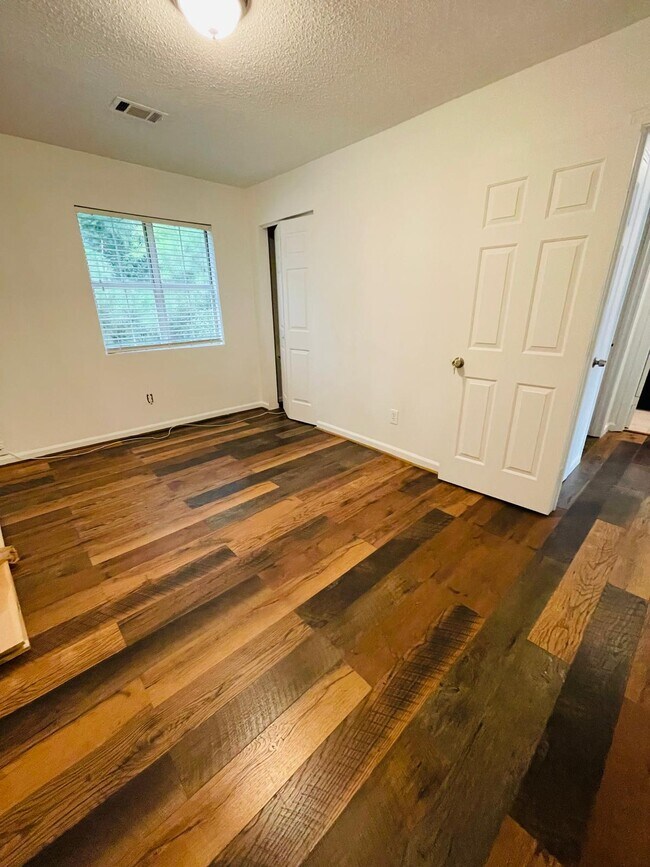 Building Photo - 406 Vineyard Pond Dr NW