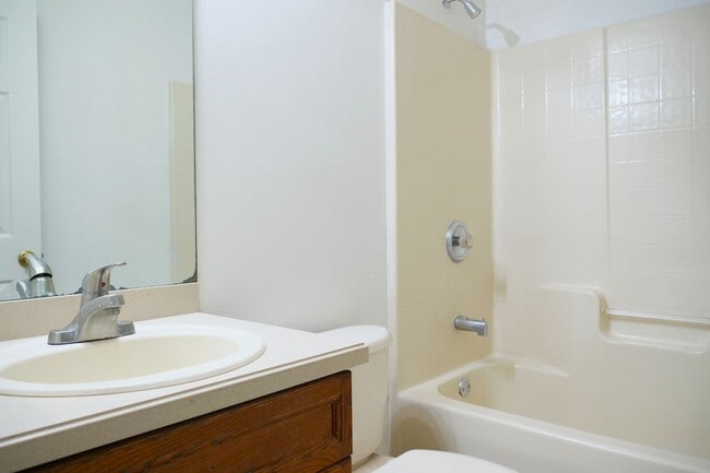 Building Photo - Spacious 4bd home available Now!