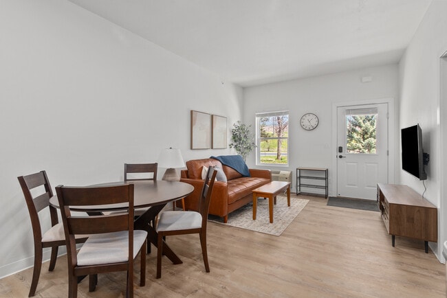 Building Photo - Fox Flats-Fully Furnished with Private Garage
