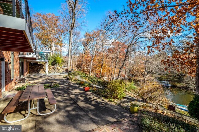 Building Photo - 6120 Beachway Dr