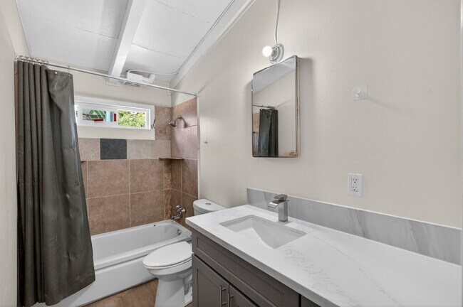 Building Photo - Charming 3-Bed Gem in Sacramento
