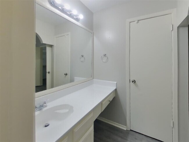 Building Photo - 120 WoodCrest Dr