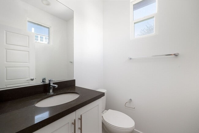 Building Photo - Spacious 4 Bedroom Townhome in the Millenia Community!