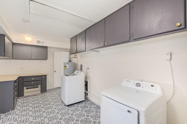 Building Photo - 108 W Balboa Dr