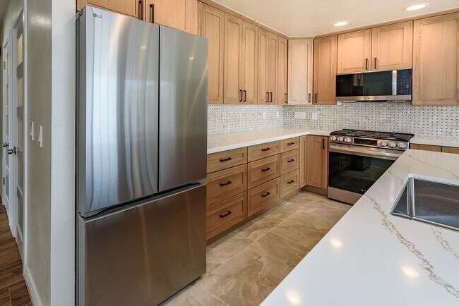 Building Photo - Your Newly Renovated Huntington Beach Oasi...