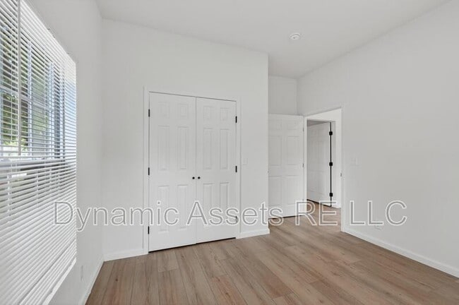 Building Photo - 542 E 23rd St