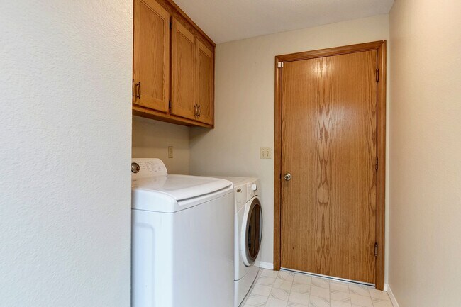 Building Photo - 3 Bed 2 Bath Home Near Town