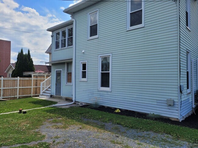Building Photo - 21 E Maple St