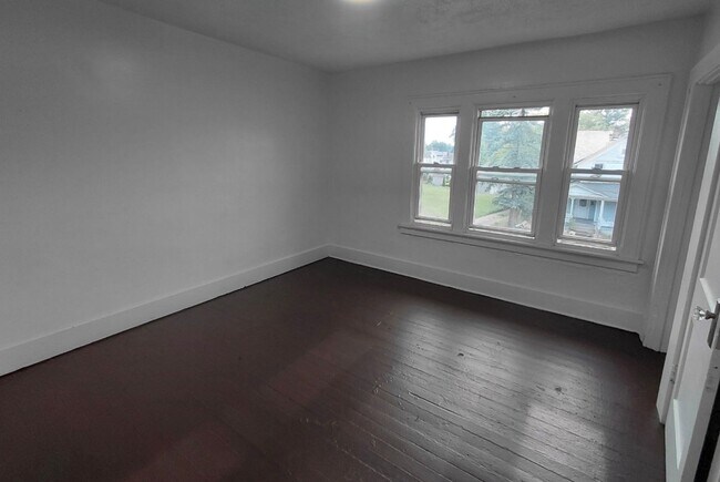 Building Photo - 724 S Linden Ave