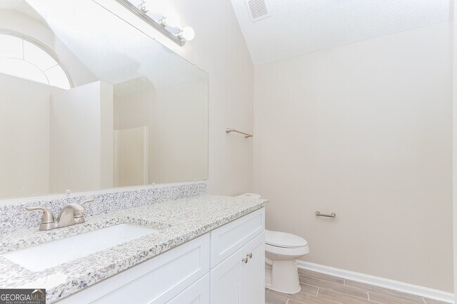Building Photo - 330 Fallview Dr