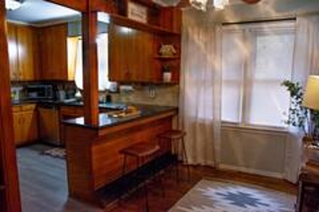 Building Photo - FURNISHED RENTAL IN MIDTOWN!!