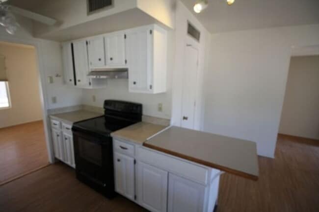 Building Photo - Spacious 4bd/2ba Featuring Central A/C and Large Private Yard