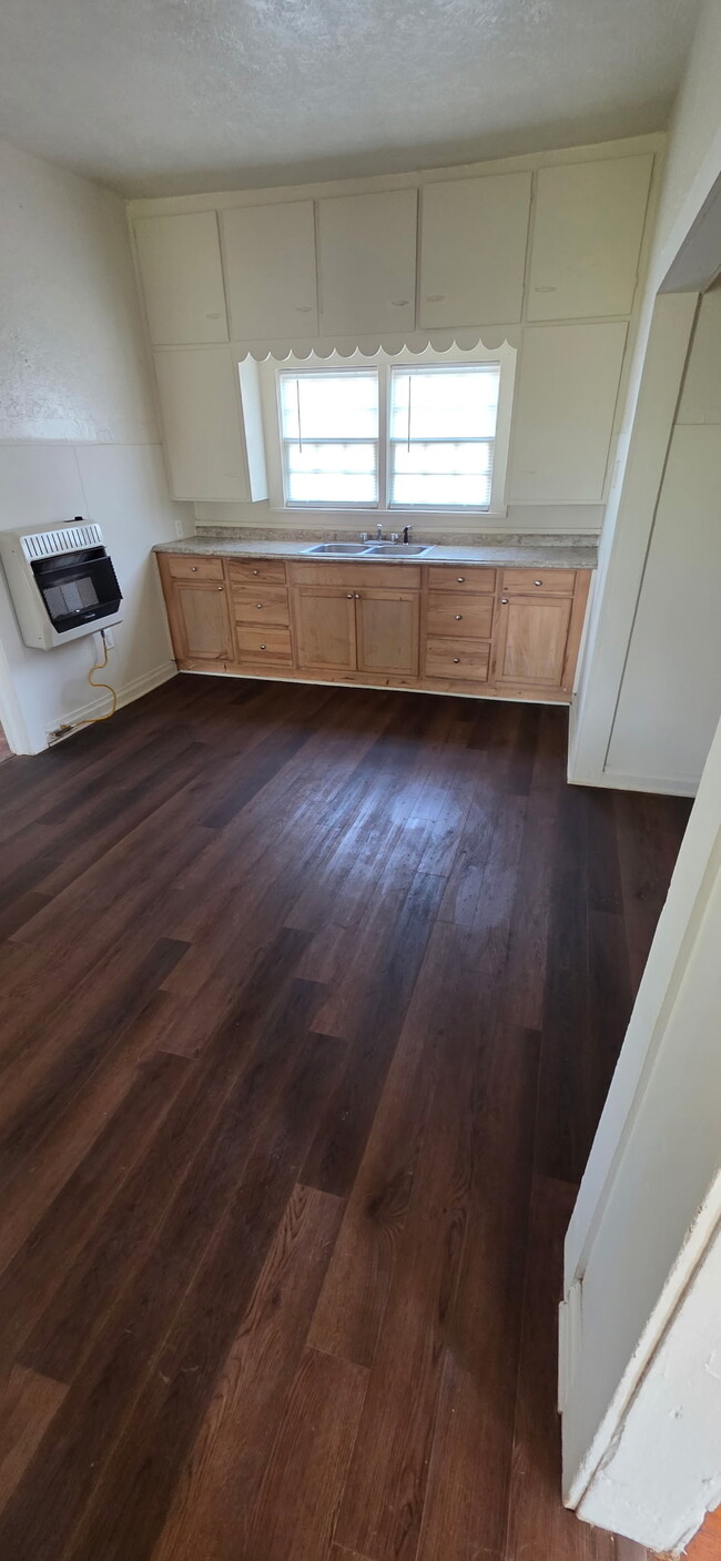 Building Photo - 119 W Apache St