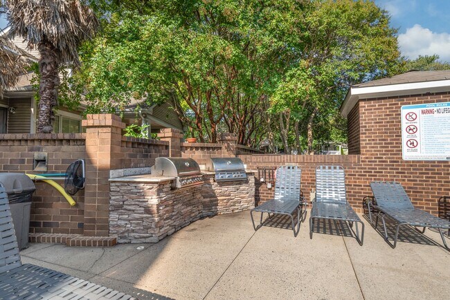 Building Photo - Cozy 1 Bedroom Condo Located In Dilworth &...