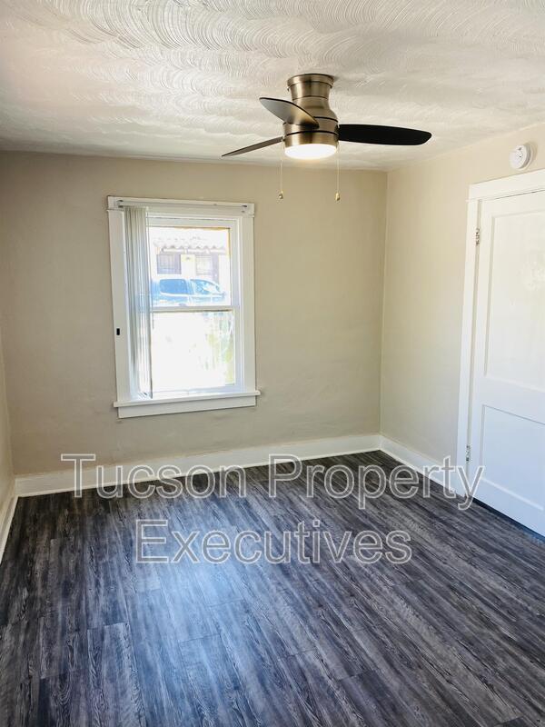 Building Photo - 2632 N Stone Ave