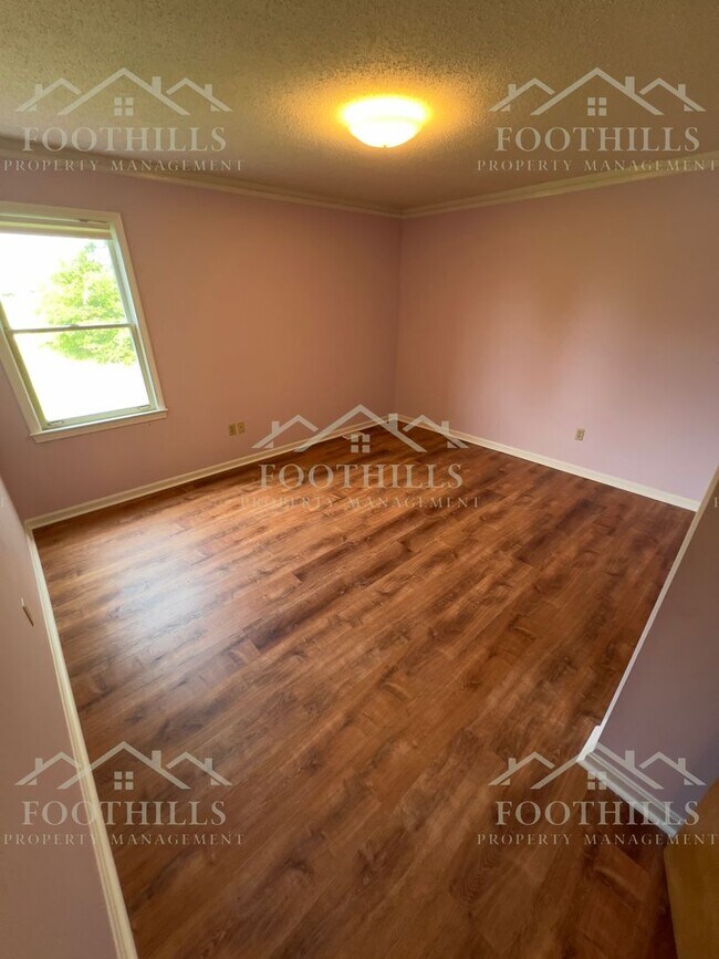 Building Photo - Peaceful Country Living with Stunning View...