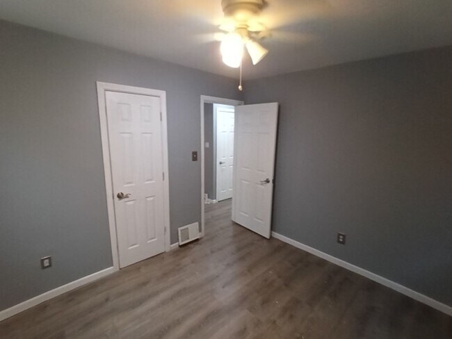 Building Photo - 3 bed/1 bath bungalow - Now Available!