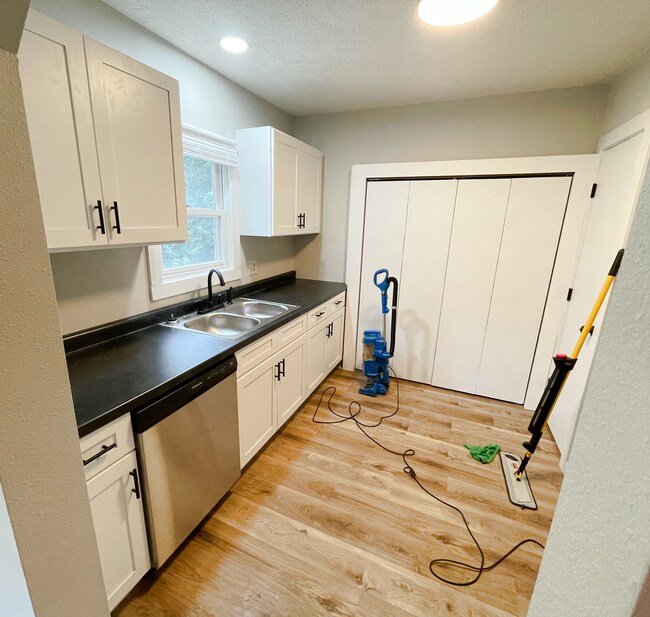 Building Photo - Great 2 bedroom house