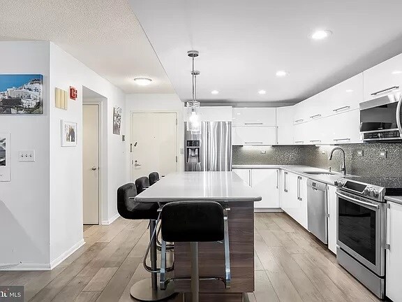 Primary Photo - 233 S 6th St