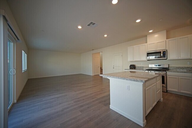 Building Photo - Beautiful 4 Bedroom PLUS office / den in Natomas!