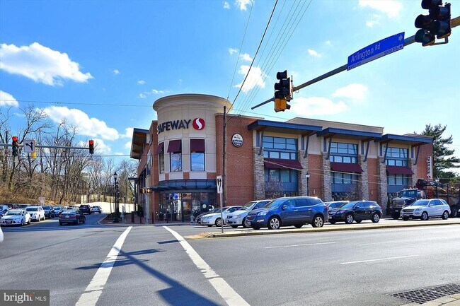 Building Photo - 4915 Hampden Ln