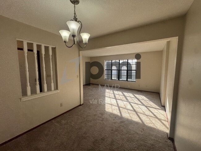 Building Photo - 90 Stornoway Dr W