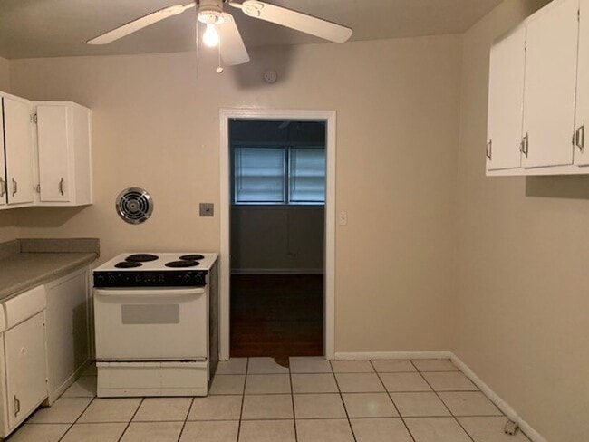 Building Photo - 3 Bedroom House on Kyle St, Available NOW!