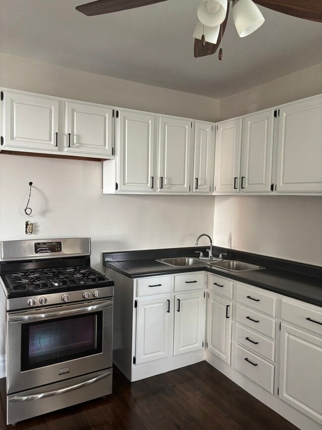 Building Photo - 2737 W Belmont Ave