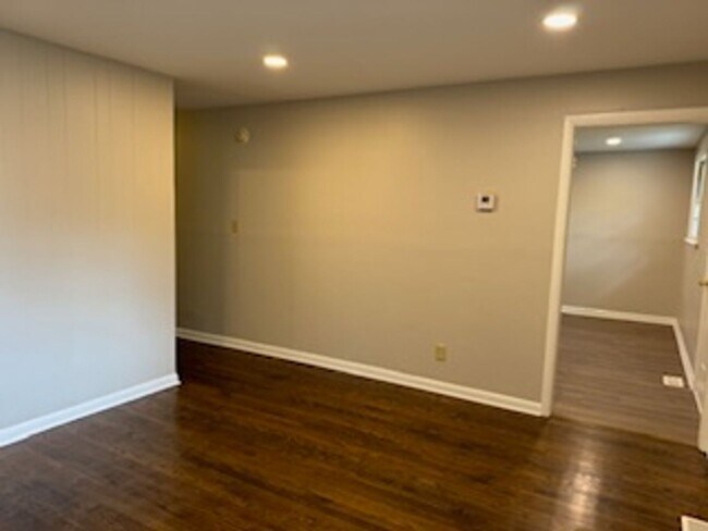 Building Photo - Newly Renovated Unit!