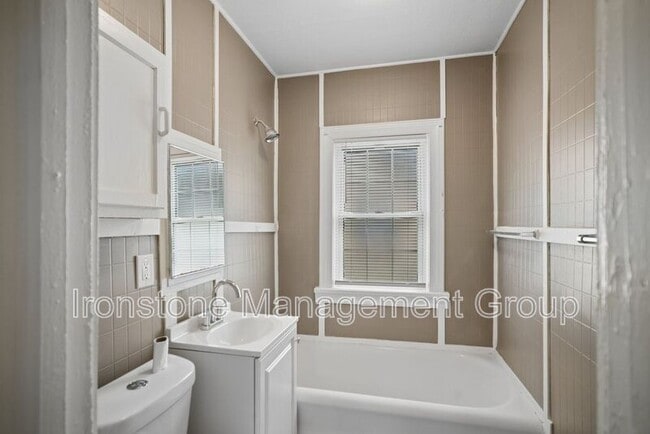 Building Photo - 1412 S Florence Pl