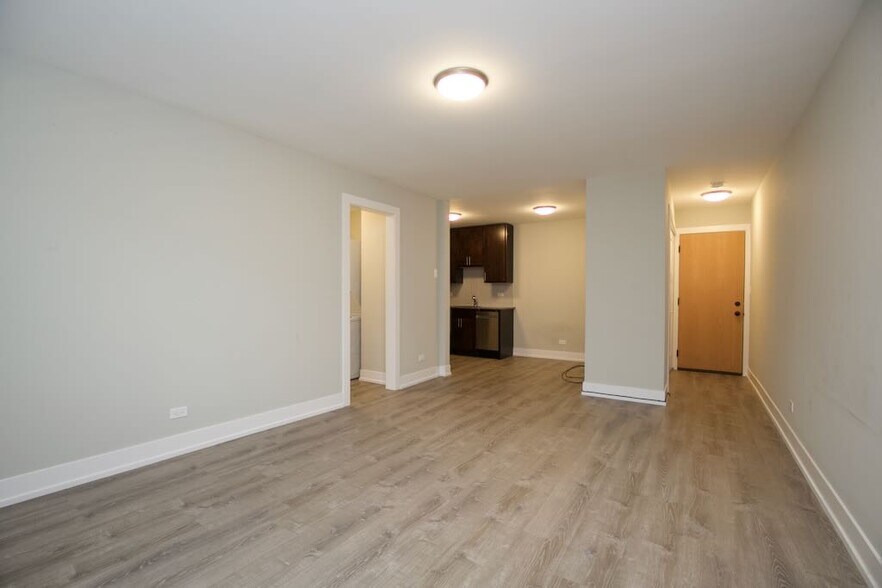 Building Photo - 533 W Surf St