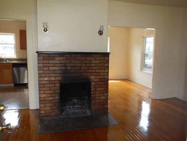 Building Photo - AVAILABLE 6/1/26 - House for Rent Near Sho...