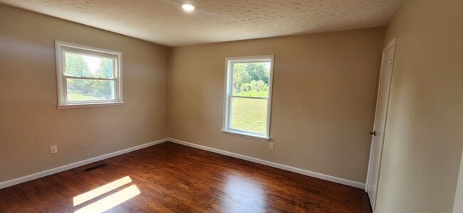 Building Photo - Right in the heart of Crossville *Complete...