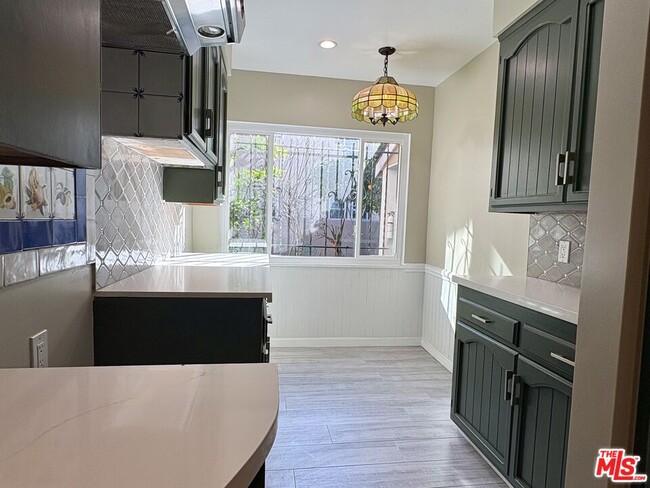 Building Photo - 333 N Detroit St