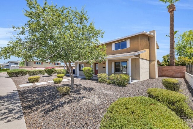 Building Photo - 6 Bedrooms, 3 Bath,  Pool CLOSE TO ASU (Rural & Broadway)