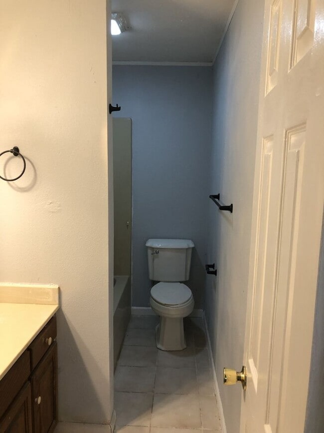 Building Photo - 726 Robindale Dr