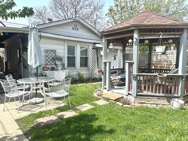 Building Photo - 5546 N Linder Ave