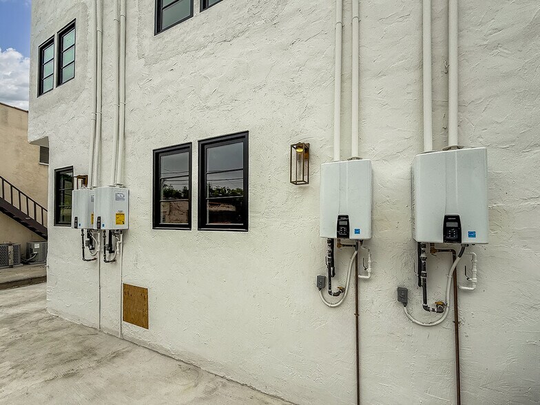 Building Photo - 150 N Arnaz Dr
