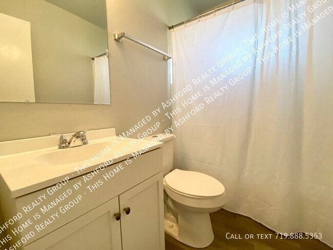 Building Photo - 2230 Ivanhoe Dr