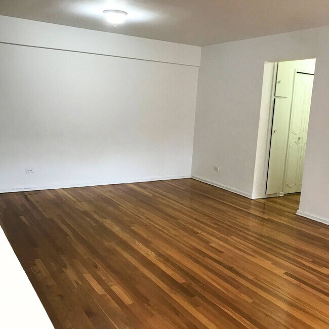 Building Photo - 1199 E 53rd St