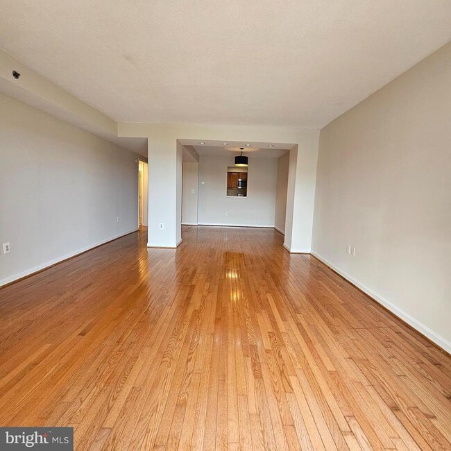 Building Photo - 505 E Braddock Rd