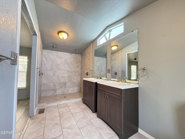 Building Photo - 5941 Sixta Dr